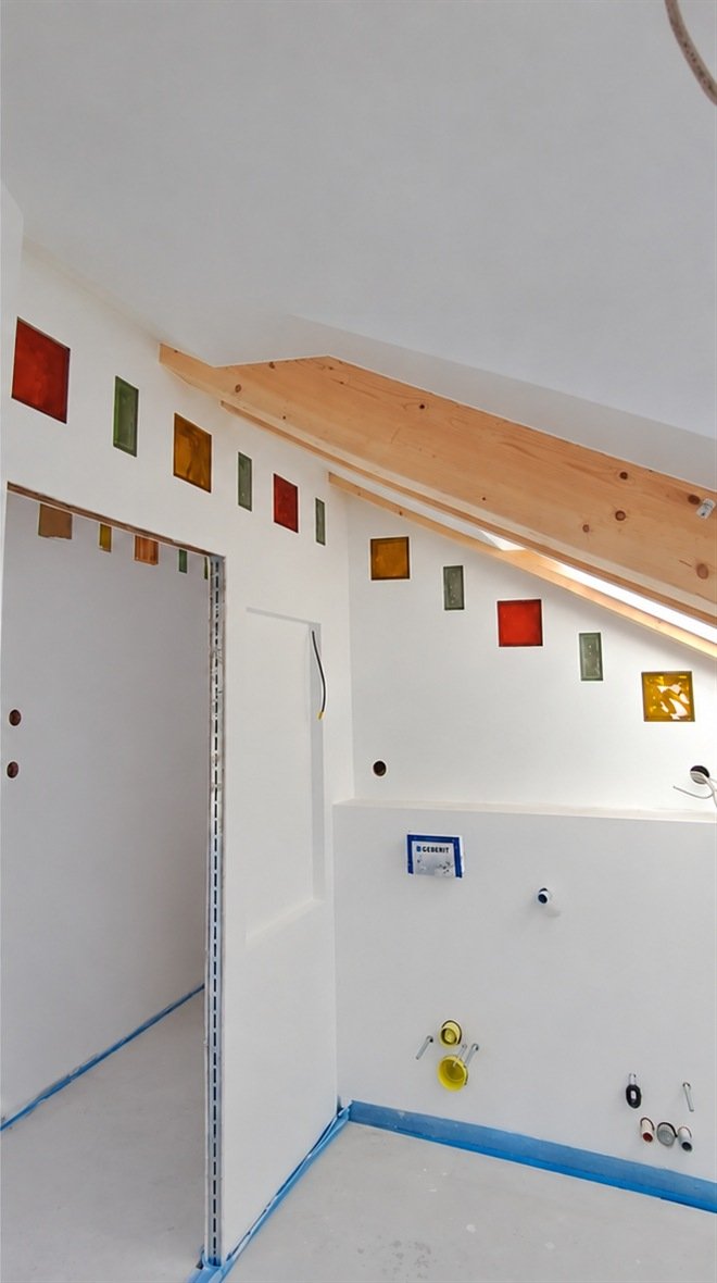 Vergleich Dachgeschossausbau Nachher: Beplankte und verspachtelte Dachschrägen mit weißen Wandflächen